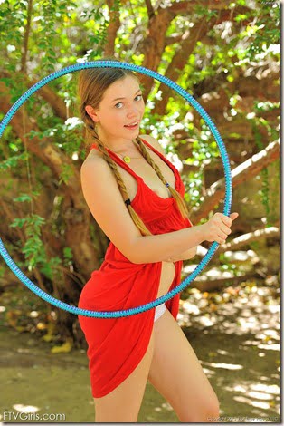 nude-hula-hoop-girl-01